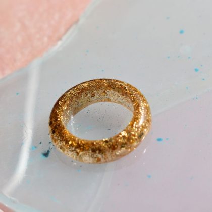 Trblietavý zlatý prsteň